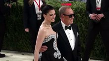 Энн Хэтуэй, Эмили Блант и Серена Уильямс на ковровой дорожке Met Gala
