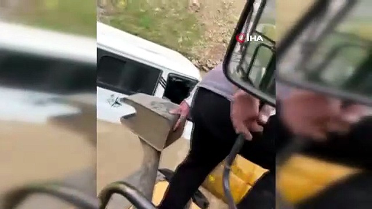 Kavaklı'da dere taştı- İşçiler kepçeyle taşındı