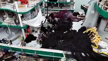Trabzonlu balıkçılar ağlarını onarıyor