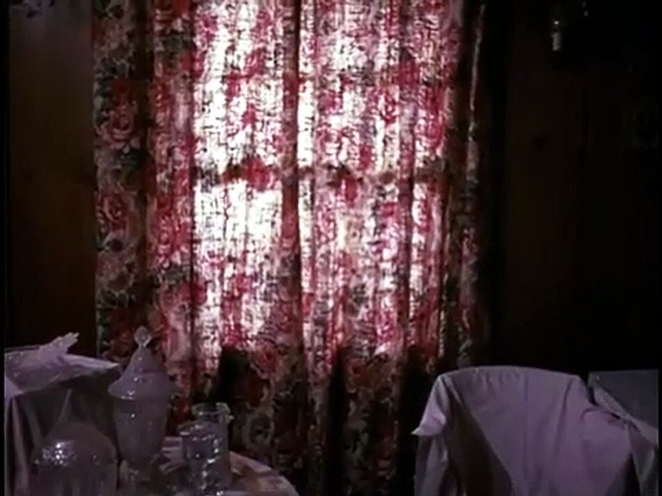 Barbara Stanwyck en La casa que nunca muere. Película en Español. 1970