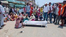 महिला गार्ड का शव सडक़ पर रखकर परिजनों ने प्रदर्शन, संकल्प अस्पताल प्रबंधन से मुआवजे की मांग