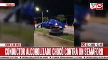 Manejaba completamente borracho y se estampó contra un semáforo