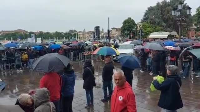 Funerale Zanardi, un lungo applauso accompagna l’arrivo del feretro