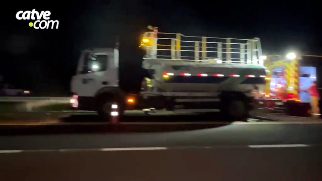 Caminhão frigorífico pega fogo na BR-277 em Santa Tereza do Oeste