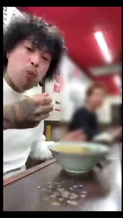 2025年10月06日 難波のラーメン屋で無断盗撮して他の客と揉めて殴り合いの喧嘩をする前の久永小太郎、その後相手にレンガ大の石を相手に投げつける傷害事案
