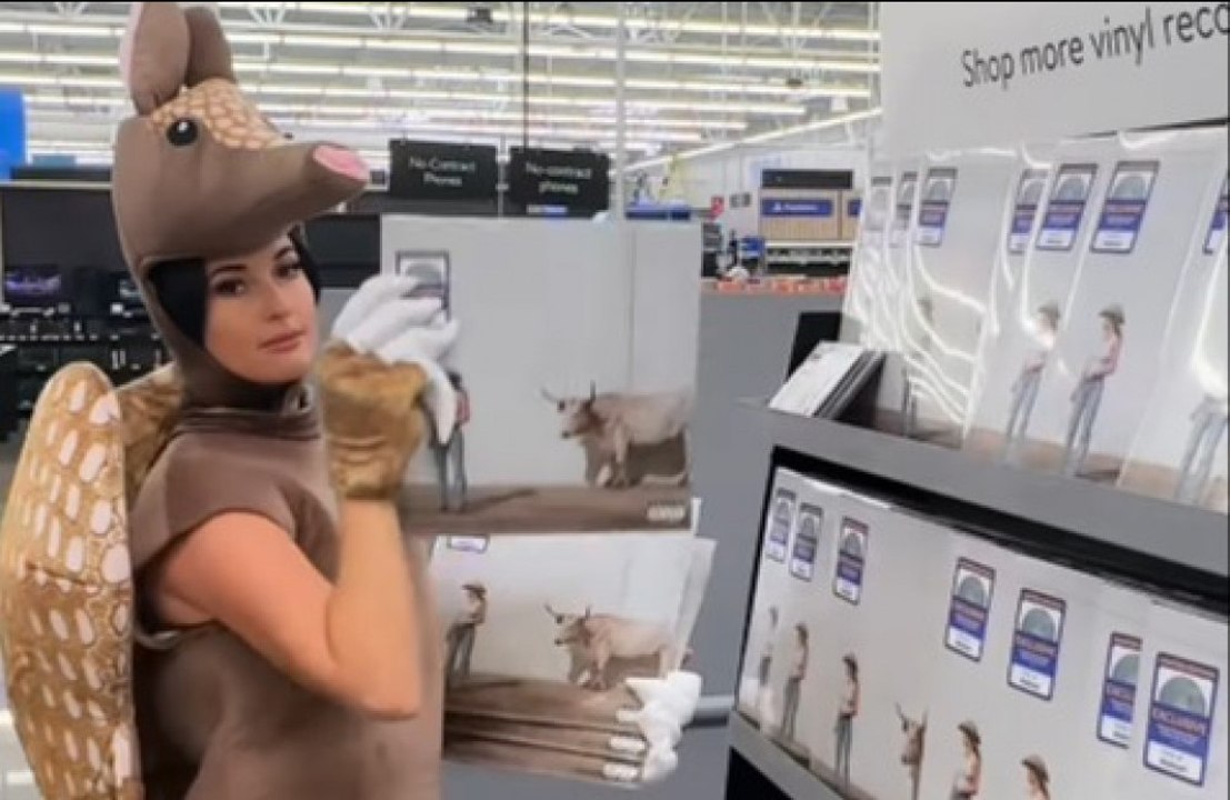 Peinliche Reaktion: Kacey Musgraves sucht 'undercover' nach ihrem neuen Album