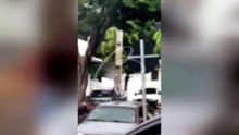Homem ameaça motorista com espada durante briga de trânsito