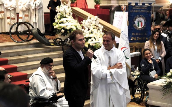 Funerali Alex Zanardi, le parole del figlio Niccolò: «Il sorriso di papà mentre preparava il caffè»