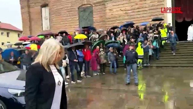 Funerali Zanardi: arrivo della salma del campione, gli applausi dei presenti