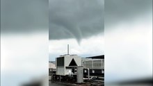 Empoli, un vortice d'aria scende dal cielo