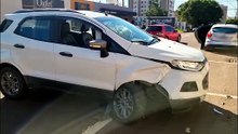 Ecosport colide contra carro estacionado na Rua Manaus