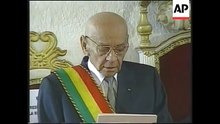 El líder boliviano Hugo Banzer, aquejado de problemas de salud, cede la presidencia