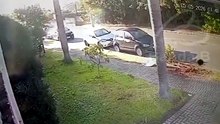 Vídeo mostra momento em que carro com duas crianças capota  em Curitiba
