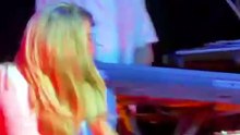 Tini cantó "Cupido" en el show de los Jonas Brothers