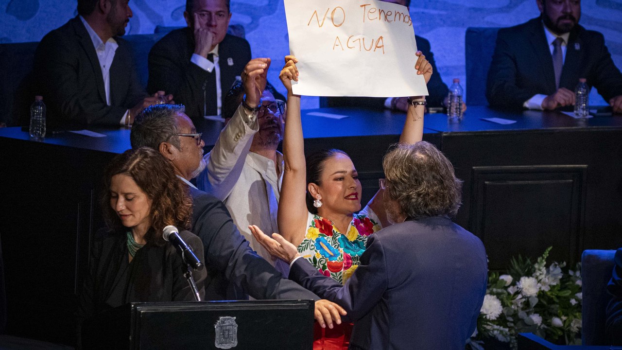 Regidora protesta antes del discurso de Isabel Díaz Ayuso