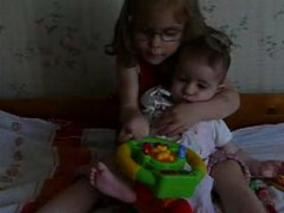 Lalie et Zia jouent 11.06.08