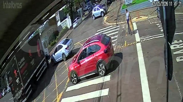 Vídeo: Carro avança preferencial e causa forte batida no Centro de Cascavel