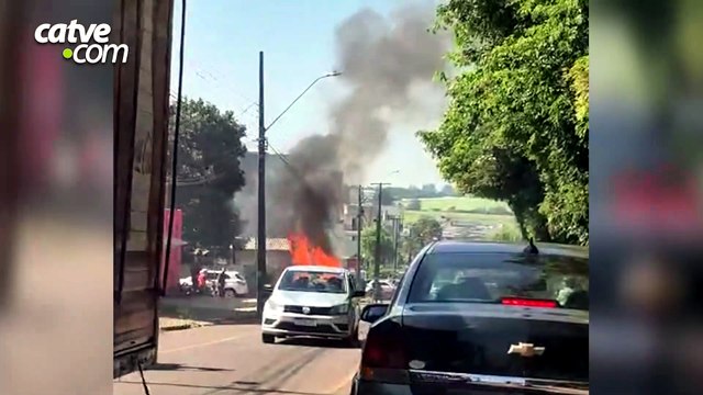 Carro pega fogo no bairro Universitário em Cascavel