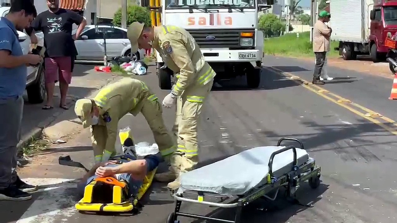 Motociclista sofre fratura exposta após colisão com caminhonete em Umuarama