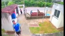 Padrasto chegando em casa com enteado antes das agressões