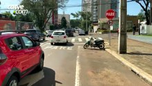 Carro é arremessado contra poste após colisão em Cascavel