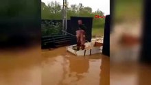 Bir şehir sular altında: Evine kayıkla gitti!
