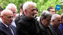 Ünlü oyuncu Mehmet Aslantuğ, annesini son yolculuğuna uğurladı