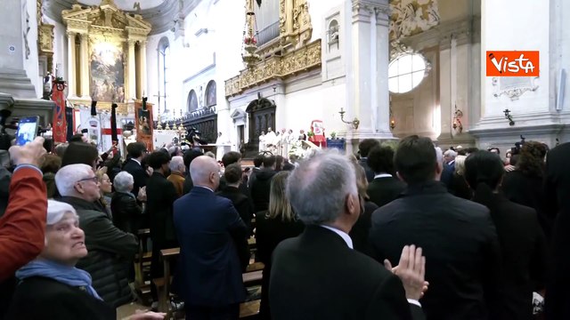 Il funerale di Alex Zanardi a Padova, applausi e commozione