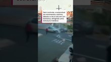 Carro desce sozinho e cai em barranco após colisão no interior de São Paulo #shorts