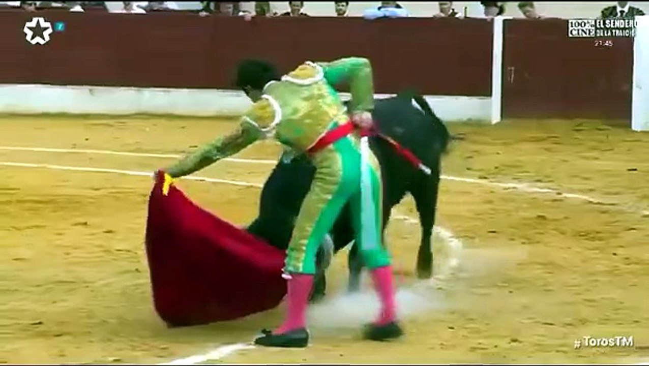 Toureiro é chifrado nos testítulos durante evento na Espanha