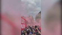 anzamiento de proyectiles al autobús del Atlético de Madrid por los aficionados del Arsenal