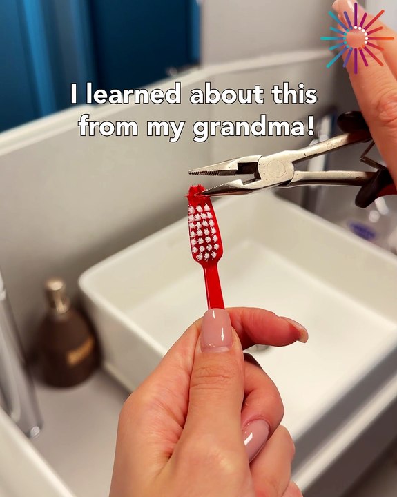 Towel-hanging made genius with this toothbrush hack