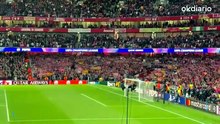 Así vibran los 3.000 aficionados del Atlético de Madrid en el Emirates