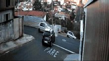 Após colisão, motorista e passageiras deixam veículo, que cai em barranco; veja vídeo