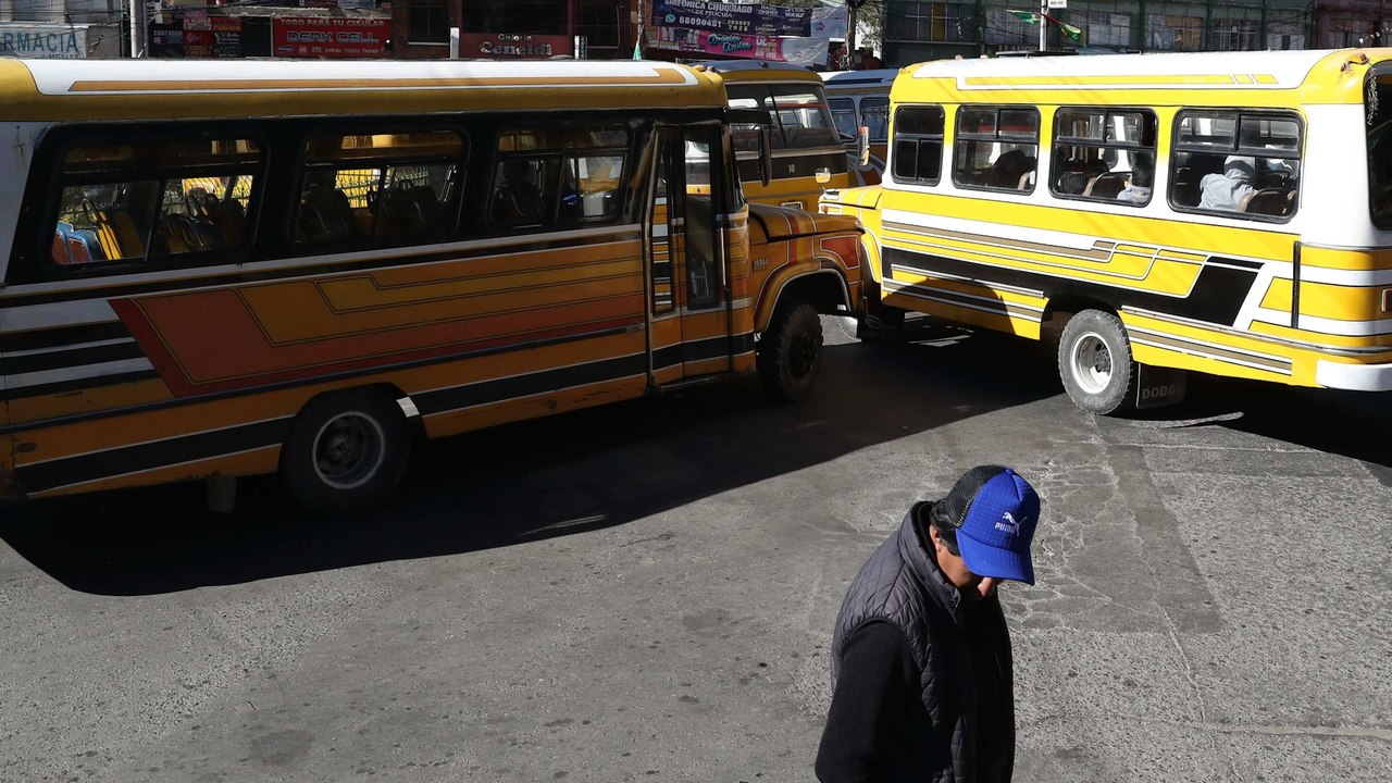 Transportistas de Bolivia realizan paro nacional por la gasolina de mala calidad