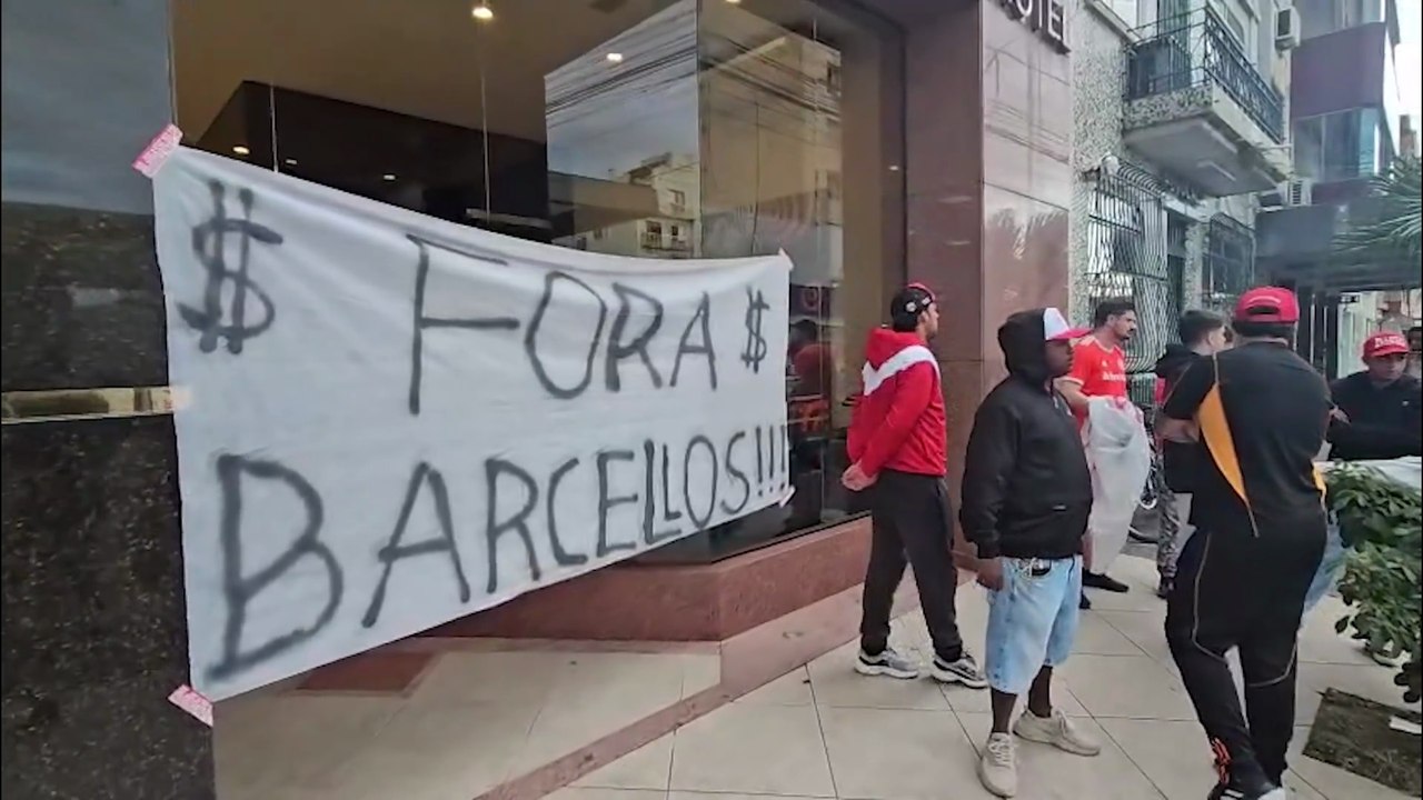 Torcida protesta na chegada do Inter em Pelotas