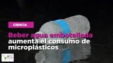 Beber agua embotellada aumenta el consumo de microplásticos