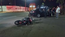 Jovem quebra a perna após acidente entre carro e moto na Rua Erechim