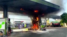 ระทึก ไฟไหม้รถ ลุกลามหัวจ่ายในปั๊มน้ำมันดัง วอดทั้งคัน