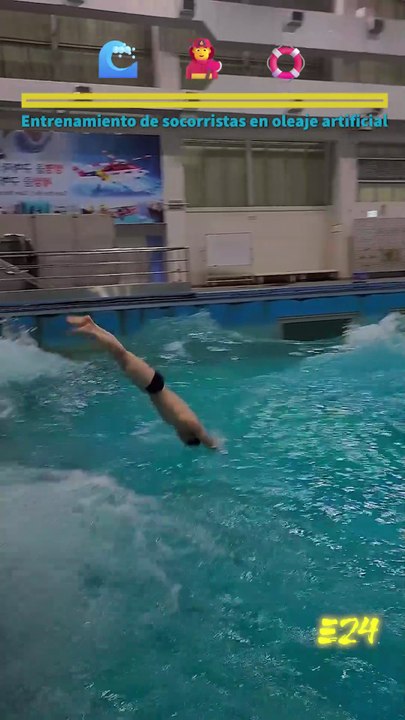 Entrenamiento de socorristas en oleaje artificial 🌊👨‍🚒🛟 Lifeguard in artificial waves.