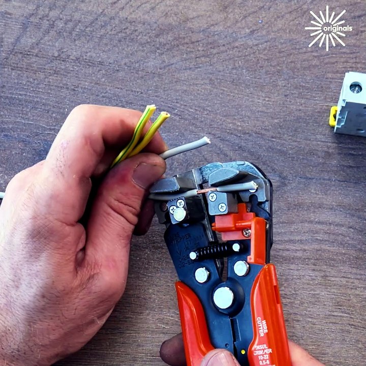 Effective electrical wire joining technique! 🔌👍