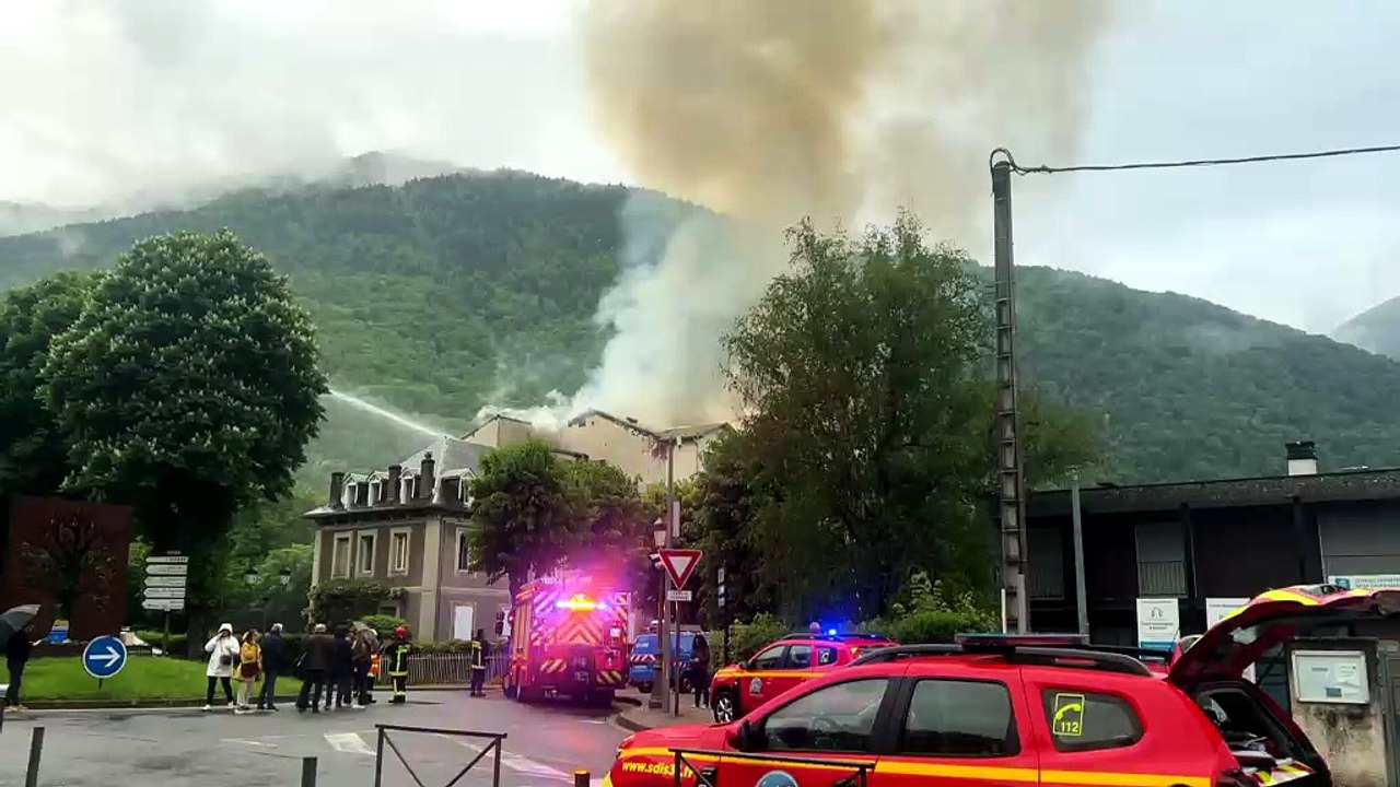 VIDEO - L'ancien hôtel Corneille, emblématique de Luchon, ravagé par un incendie