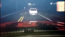 Homem pula de carro em movimento durante perseguição