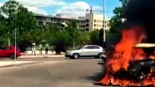 Rescatada una mujer tras quedar atrapada en su coche en llamas.