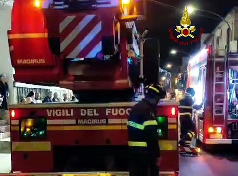 Incendio in una mansarda a Villafranca Tirrena: Vigili del fuoco in azione domano le fiamme