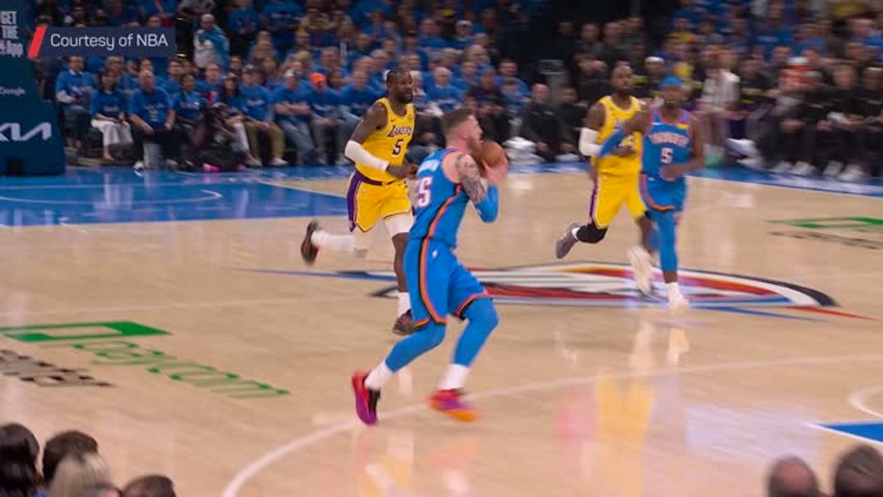 Holmgren slams down alley-oop against the Lakers