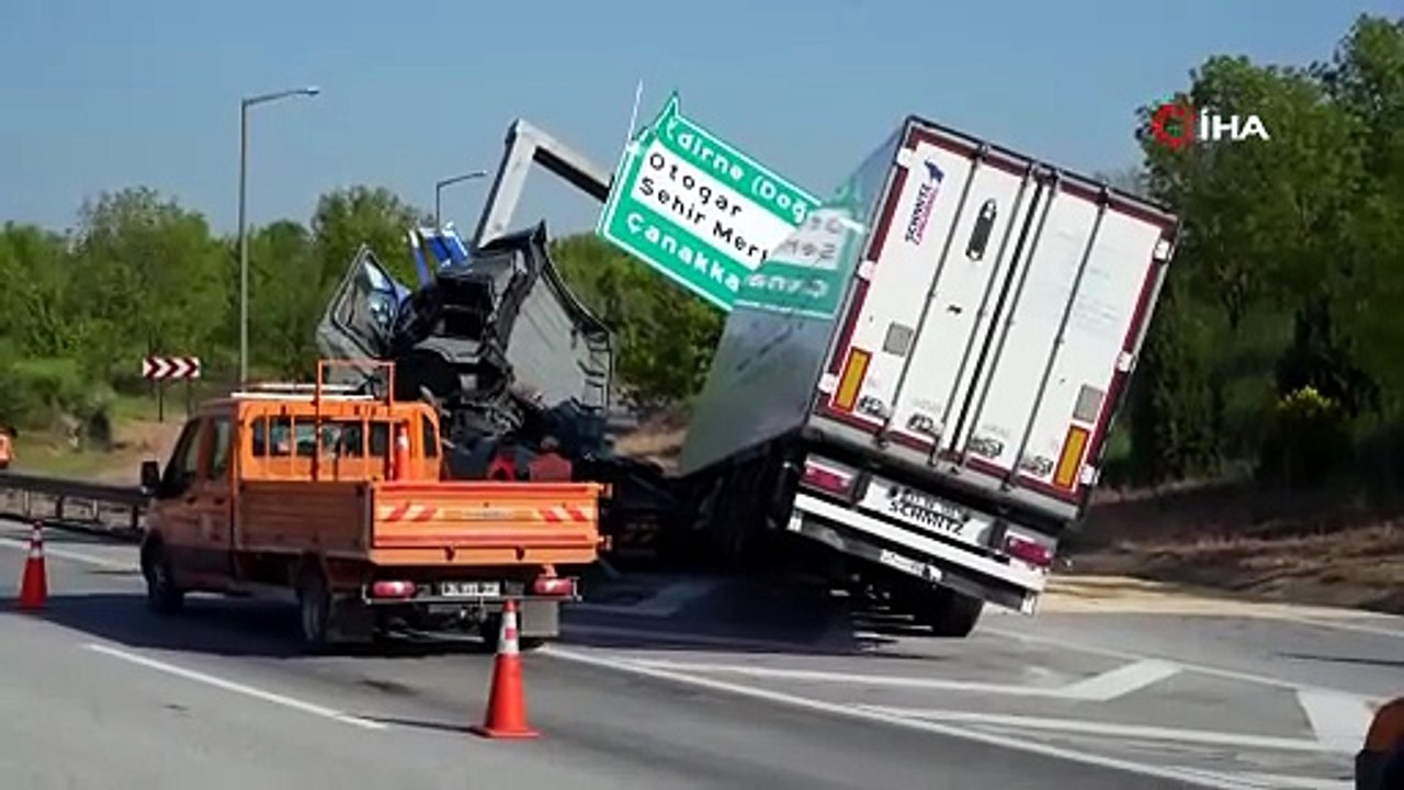 Edirne'de tır yön tabelasına çarptı