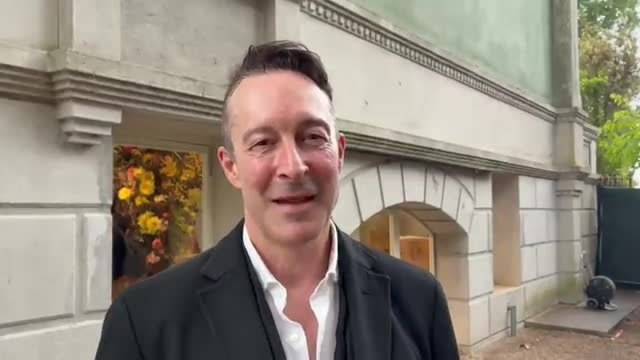 L'intervista video a Marco Dinelli, l’attore italiano che lavora nel padiglione russo della Biennale di Venezia: «In Russia mi fanno fare i ruoli più improbabili»