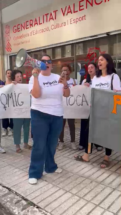 Alumnas y docentes protestan ante la Conselleri...