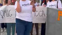 Alumnas y docentes protestan ante la Conselleria en Alicante contra el cierre de presencial del ciclo de Igualdad de Promoción de Género de FP
